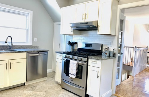 Revere Apartamento | Modern 3BR with free parking near Revere Beach!!