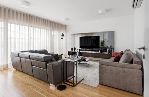 Sao Domingos de Benfica Apartamento | Modern 3BR with Terrace in Benfica by Host For Us