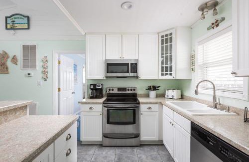 Kitty Hawk Casa | Modern 3rd Row Cottage Hot Tub and Pet Friendly