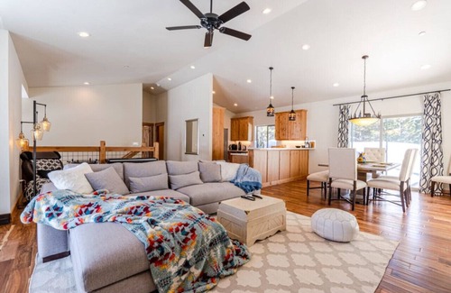 Tahoe Paradise Cabina | Modern 4/2.5 Chalet—Lake Baron @ South Lake Tahoe