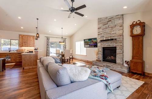 Tahoe Paradise Cabina | Modern 4/2.5 Chalet—Lake Baron @ South Lake Tahoe