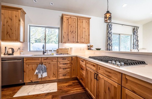 Tahoe Paradise Cabina | Modern 4/2.5 Chalet—Lake Baron @ South Lake Tahoe