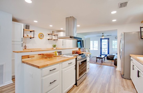 Telogia Casa | Modern 4/2 Retreat @ Lake Talquin with Dock. Pet friendly!
