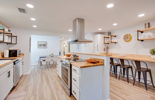 Telogia Casa | Modern 4/2 Retreat @ Lake Talquin with Dock. Pet friendly!