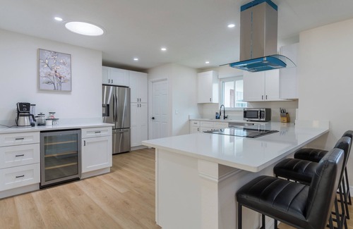 Orlando Casa | Modern 4 Bed 2 Bath home with a pool, King bed sleeps 10 in Orlando close to UCF