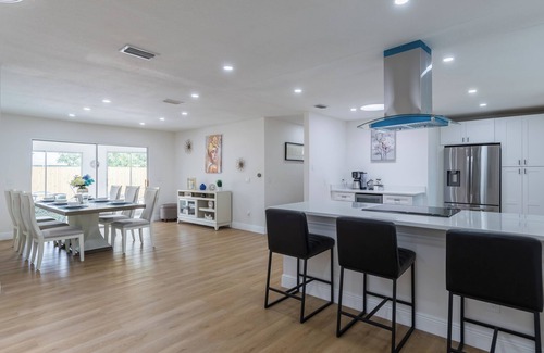 Orlando Casa | Modern 4 Bed 2 Bath home with a pool, King bed sleeps 10 in Orlando close to UCF