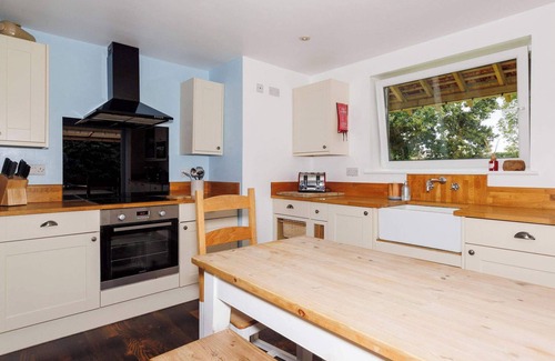 Birdham Casa | Modern 4-Bed Countryside Retreat with Garden