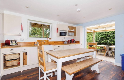 Birdham Casa | Modern 4-Bed Countryside Retreat with Garden
