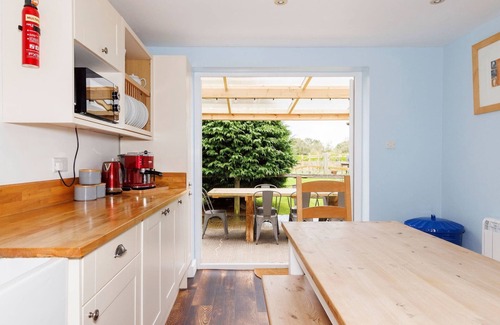 Birdham Casa | Modern 4-Bed Countryside Retreat with Garden