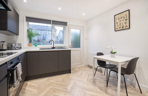 Livingston Casa | Modern 4 Bed House-Free Parking