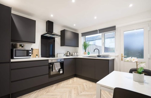 Livingston Casa | Modern 4 Bed House-Free Parking