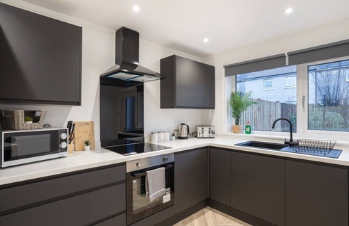 Livingston Casa | Modern 4 Bed House-Free Parking