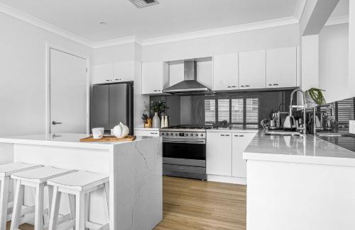 Barrack Point Casa | Modern 4-Bed Home Close to Beach in Barrack Point