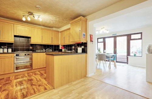 Gooshays Apartamento | Modern 4-Bed Home - Long Stay - Parking and Wi-Fi