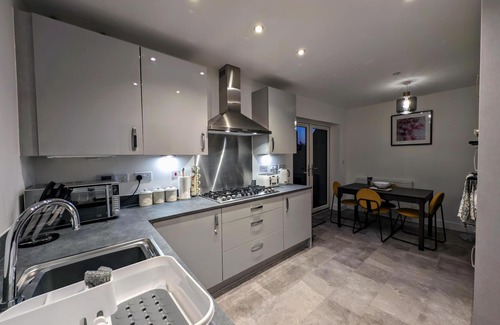 Llanwern Casa | Modern 4 bed house in Newport, home away from home