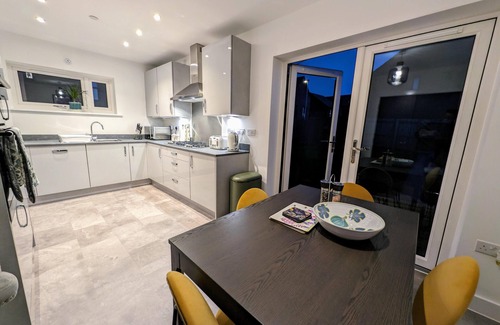 Llanwern Casa | Modern 4 bed house in Newport, home away from home