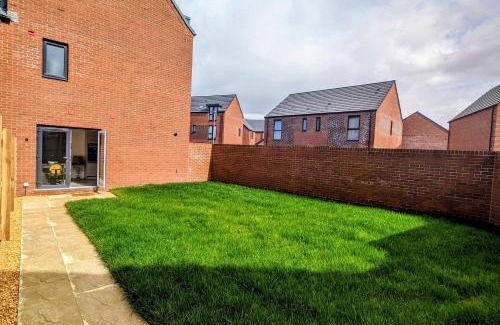 Llanwern Casa | Modern 4 bed house in Newport home away from home