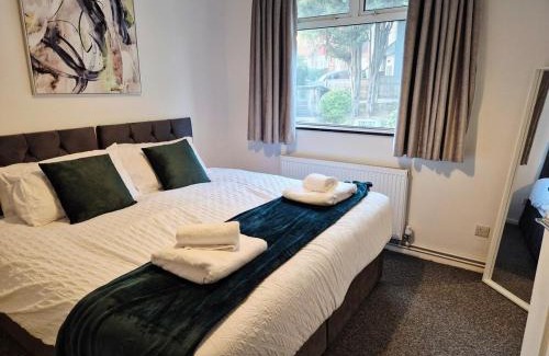 Christchurch Apartamento | Modern 4 bed House with Free Parking