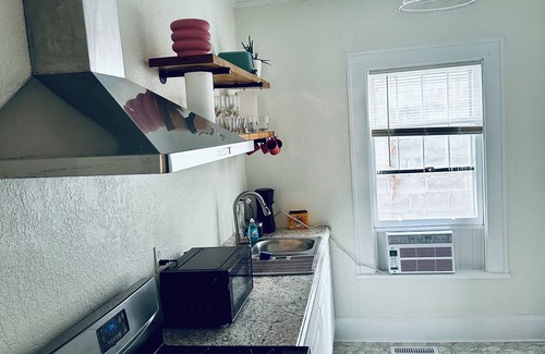 Leadsville Apartamento | Modern 4-bedroom Duplex Apartment in Downtown Elkins beside Big Timber Brewing