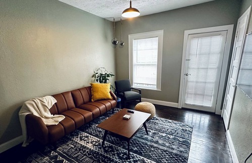 Leadsville Apartamento | Modern 4-bedroom Duplex Apartment in Downtown Elkins beside Big Timber Brewing
