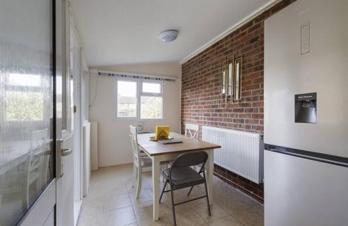 Stanwell Casa | Modern 4 bedroom house in Heathrow, London