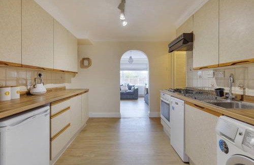 Stanwell Casa | Modern 4 bedroom house in Heathrow, London