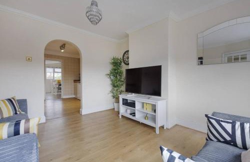 Stanwell Casa | Modern 4 bedroom house in Heathrow, London