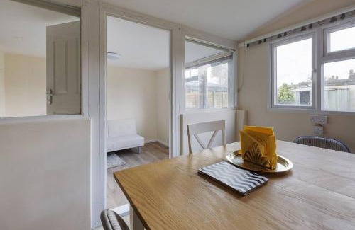 Stanwell Casa | Modern 4 bedroom house in Heathrow, London