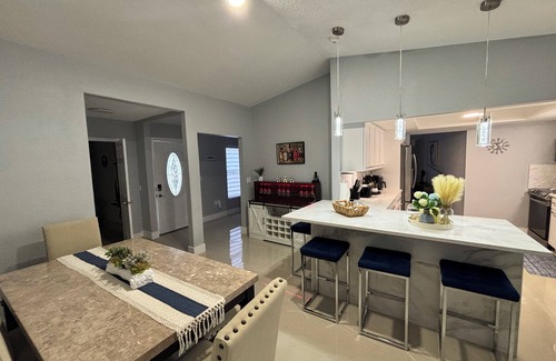 Lake Sarasota Casa | Modern 4-bedroom house with Heated Pool and Outdoor Firepit in Sarasota.
