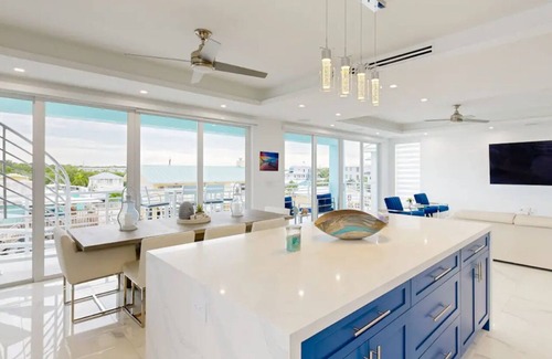 Key Largo Casa | Modern 4 bedroom Keys home “Salt Life” with a pool. This home is on the Canal.