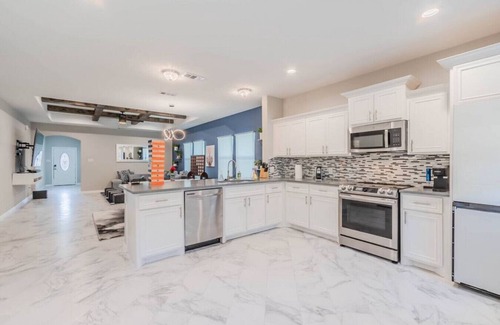 Cedar Crest Casa | Modern 4 Bedroom Near Downtown, Zoo, Uptown & More, with Hot Tub & Games