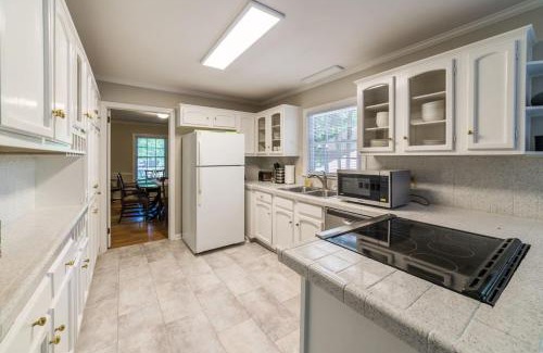 Greensboro Casa | Modern 4 Bedroom pets welcome