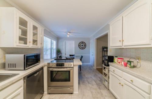 Greensboro Casa | Modern 4 Bedroom pets welcome