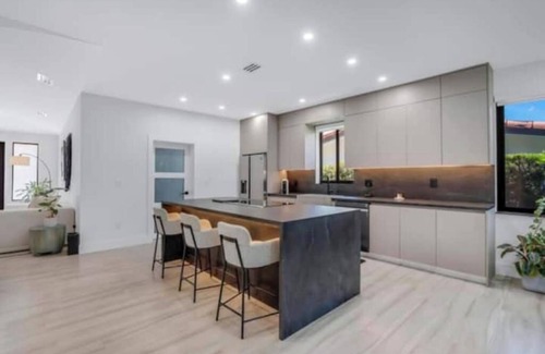 Country Club Section Villa | Modern 4 bedroom stay Oasis Villa with Turkish bath