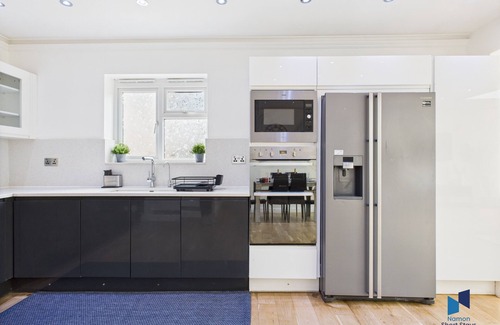 Coulsdon West Casa | Modern 4 Bedroom Spacious House with Garden and Free Parking