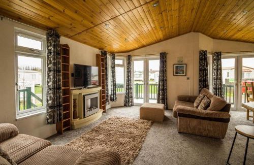 Hunstanton Cabina | Modern 4 Berth Lodge With Decking At Manor Park In Hunstanton Ref 23024W