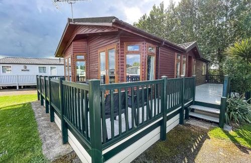 Hunstanton Cabina | Modern 4 Berth Lodge With Decking At Manor Park In Hunstanton Ref 23024W