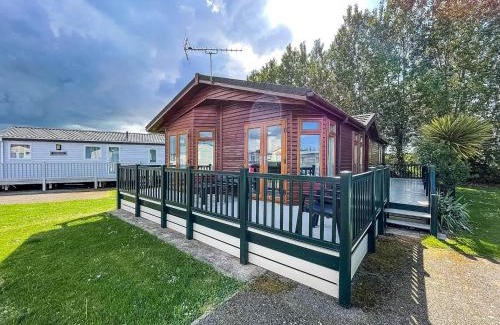 Hunstanton Cabina | Modern 4 Berth Lodge With Decking At Manor Park In Hunstanton Ref 23024W