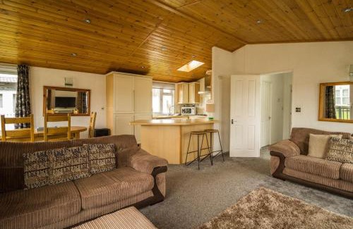 Hunstanton Cabina | Modern 4 Berth Lodge With Decking At Manor Park In Hunstanton Ref 23024W