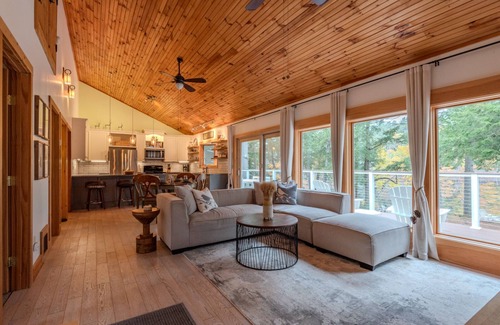 Mount Vernon Casa | Modern 4 BR Waterfront Lake House, beautiful Belgrade Lakes Area, Mt. Vernon, ME