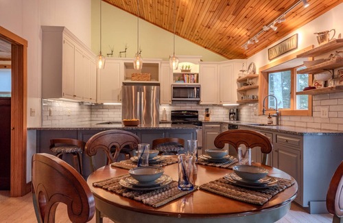 Mount Vernon Casa | Modern 4 BR Waterfront Lake House, beautiful Belgrade Lakes Area, Mt. Vernon, ME