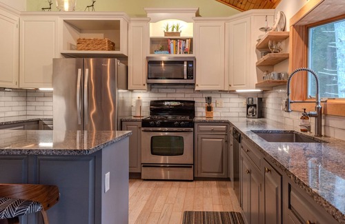 Mount Vernon Casa | Modern 4 BR Waterfront Lake House, beautiful Belgrade Lakes Area, Mt. Vernon, ME