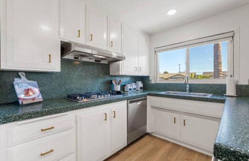 Casa Conejo Casa | Modern 4 King Beds, Beautiful Large Backyard, Golf, WFH, Long Stays, WI-FI, FWY, 25 mins to Beach