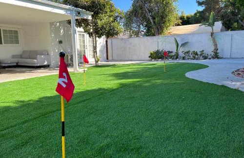 Casa Conejo Casa | Modern 4 King Beds, Beautiful Large Backyard, Golf, WFH, Long Stays, WI-FI, FWY, 25 mins to Beach