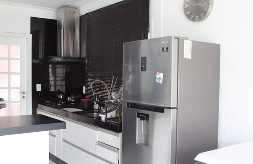 Guarutuba Casa | MODERNO, 4 SUITES C / AIR COND SPLIT, WI-FI, SKY, SOLARIUM PARA PISCINA. Al lado de la playa