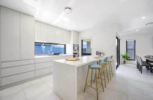 Denham Court Casa | Modern 4BD Family Retreat Near Leppington