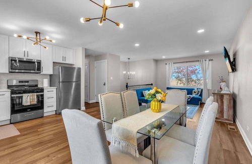 Lake in the Hills Casa | Modern 4BD Home in Lake Hills Pet friendly