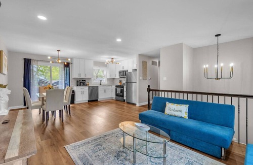 Lake in the Hills Casa | Modern 4BD Home in Lake Hills Pet friendly