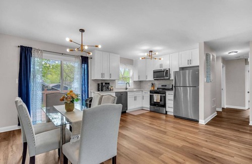Lake in the Hills Casa | Modern 4BD Home in Lake Hills Pet friendly