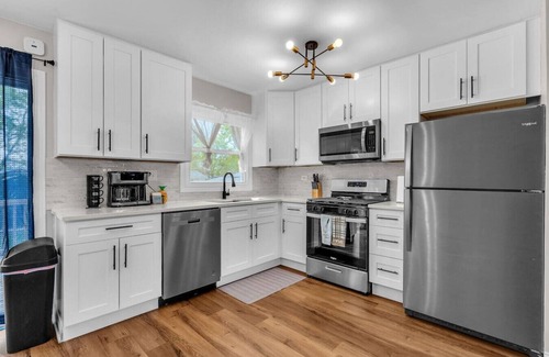 Lake in the Hills Casa | Modern 4BD Home in Lake Hills Pet friendly